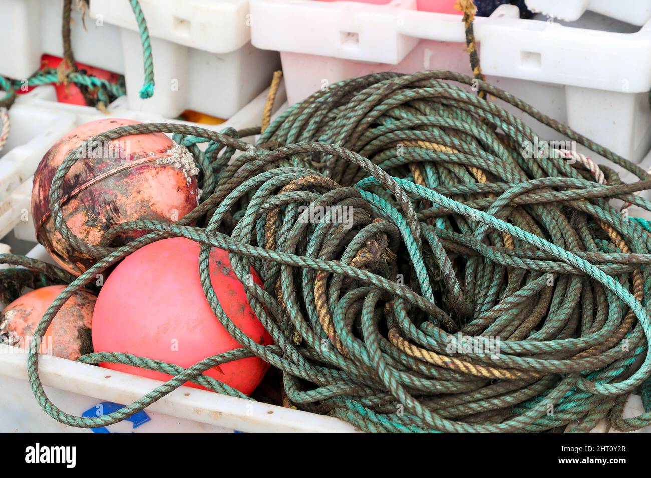 Des caisses à poissons, des cordes et des flotteurs de pêche utilisés par les pêcheurs comme équipement sur leurs chalutiers. Banque D'Images