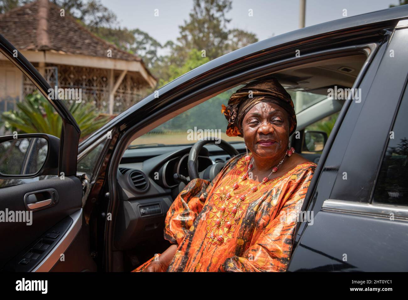 Portrait d'une femme dans ses années 60 assise dans la voiture. Les femmes et le concept de transport Banque D'Images Portrait d'une femme dans ses années 60 assise dans la voiture. Les femmes et le concept de transport Banque D'Images