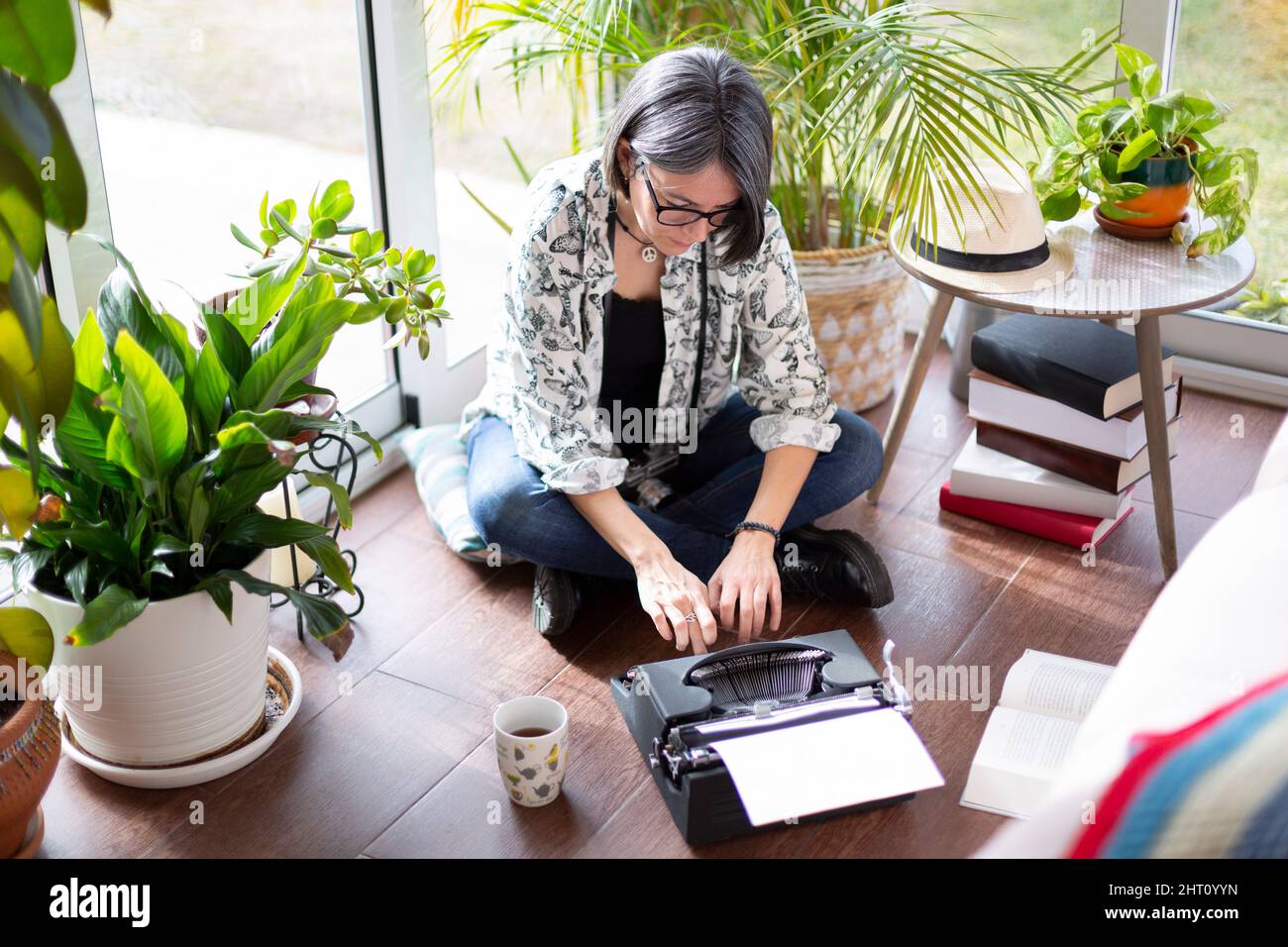 Vue de dessus d'une femme adulte dactylographiant sur une machine à écrire. Concept « travail à domicile ». Banque D'Images