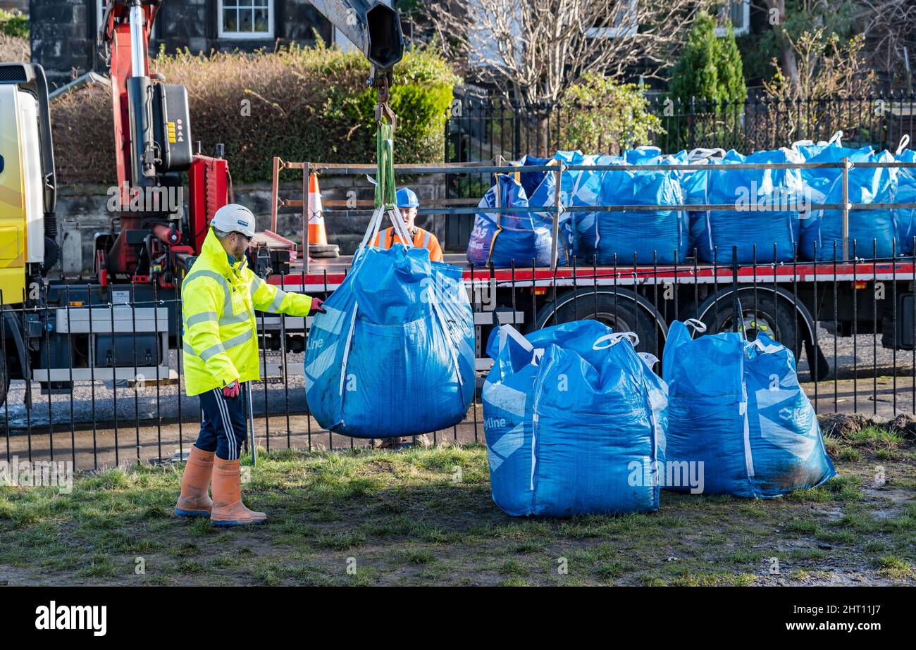 La société de construction Balfour Beatty livre une charge de terre végétale à Trinity Primary School, Édimbourg, Écosse, Royaume-Uni Banque D'Images