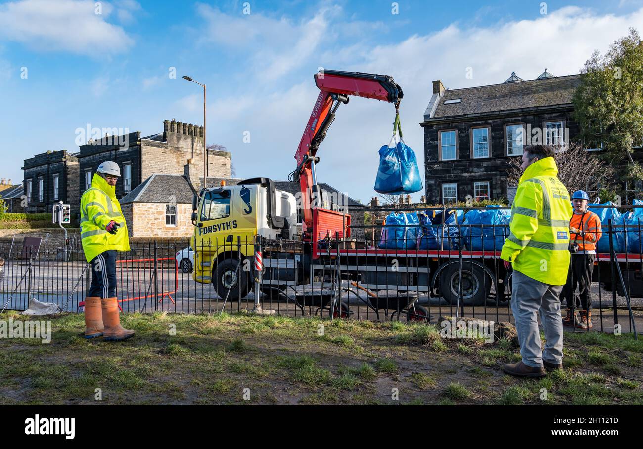 La société de construction Balfour Beatty livre une charge de terre végétale à Trinity Primary School, Édimbourg, Écosse, Royaume-Uni Banque D'Images