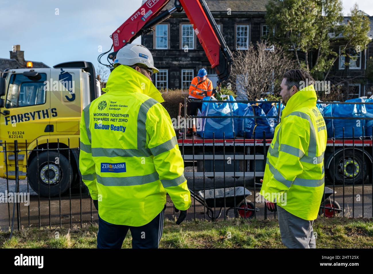La société de construction Balfour Beatty livre une charge de terre végétale à Trinity Primary School, Édimbourg, Écosse, Royaume-Uni Banque D'Images