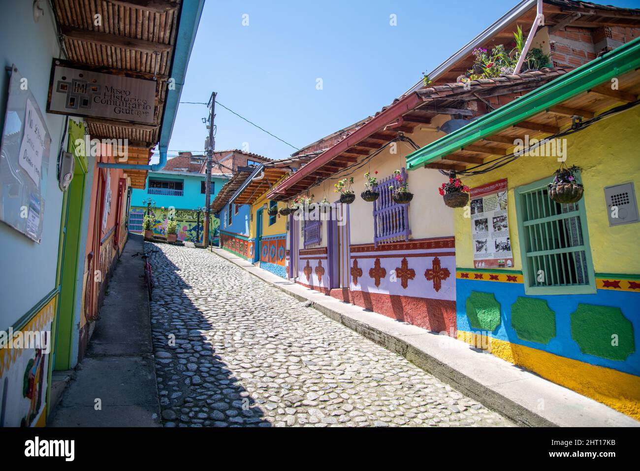 Une rue dans la ville de Guatape en Colombie Banque D'Images
