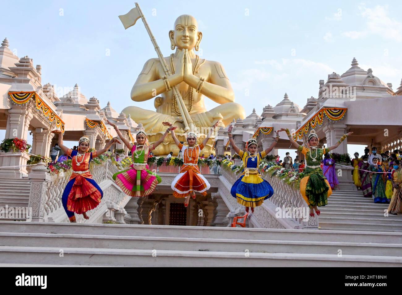 Statue de Ramanuja, Statue de l'égalité, danse féminine, Muchintal, Hyderabad, Telengana, Inde. Banque D'Images