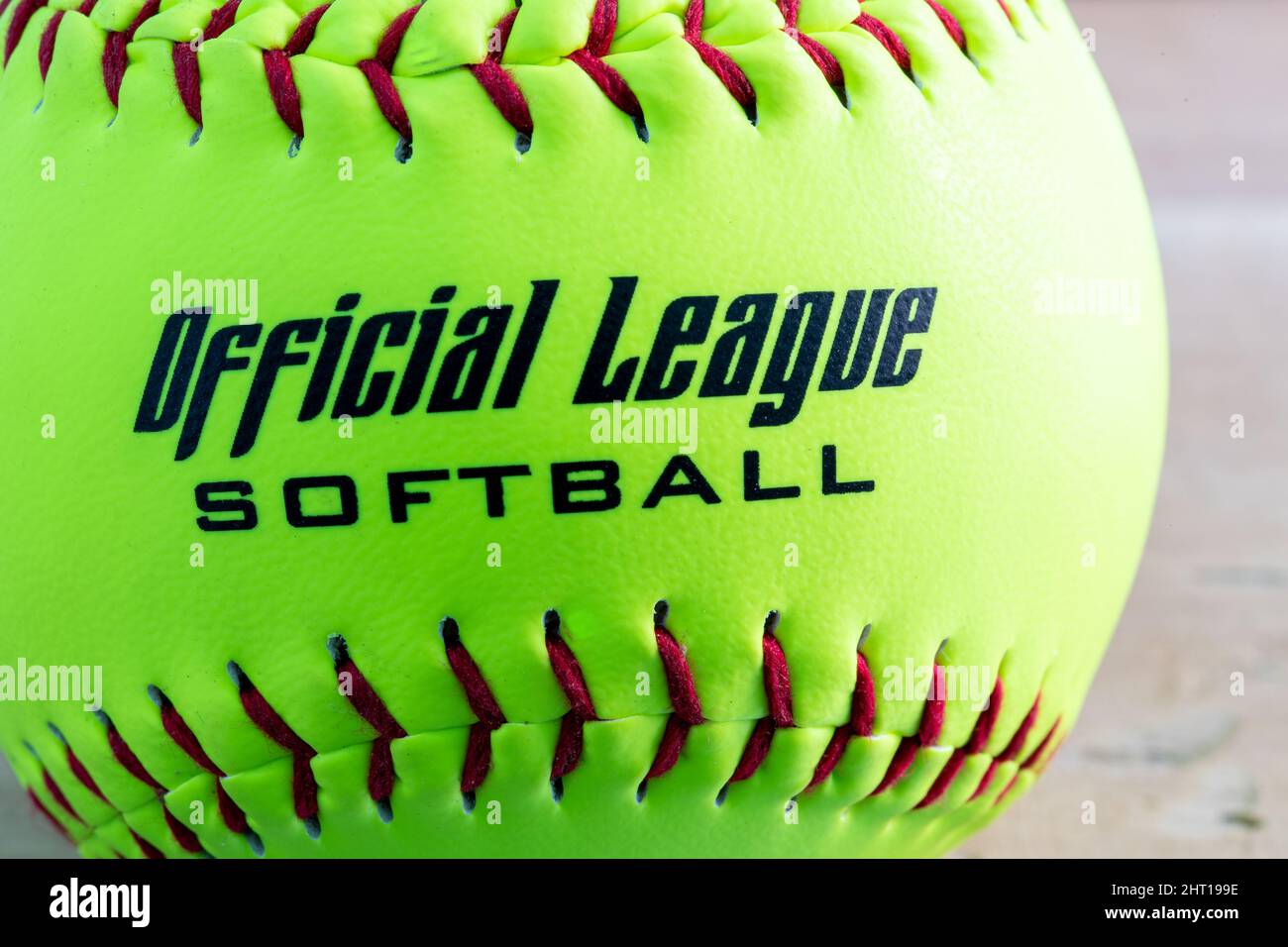 Gros plan d'une balle de softball de marque Worth approuvée pour une utilisation dans la ligue officielle au Canada Banque D'Images