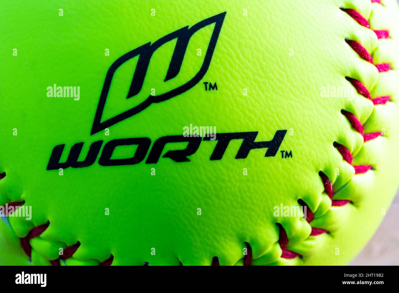 Gros plan d'une balle de softball de marque Worth approuvée pour une utilisation dans la ligue officielle au Canada Banque D'Images