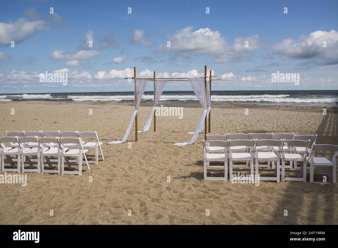 Préparation du mariage sur la plage de sable de la jetée de Bouge Inlet à Emerald Isle, en Caroline du Nord Banque D'Images Préparation du mariage sur la plage de sable de la jetée de Bouge Inlet à Emerald Isle, en Caroline du Nord Banque D'Images