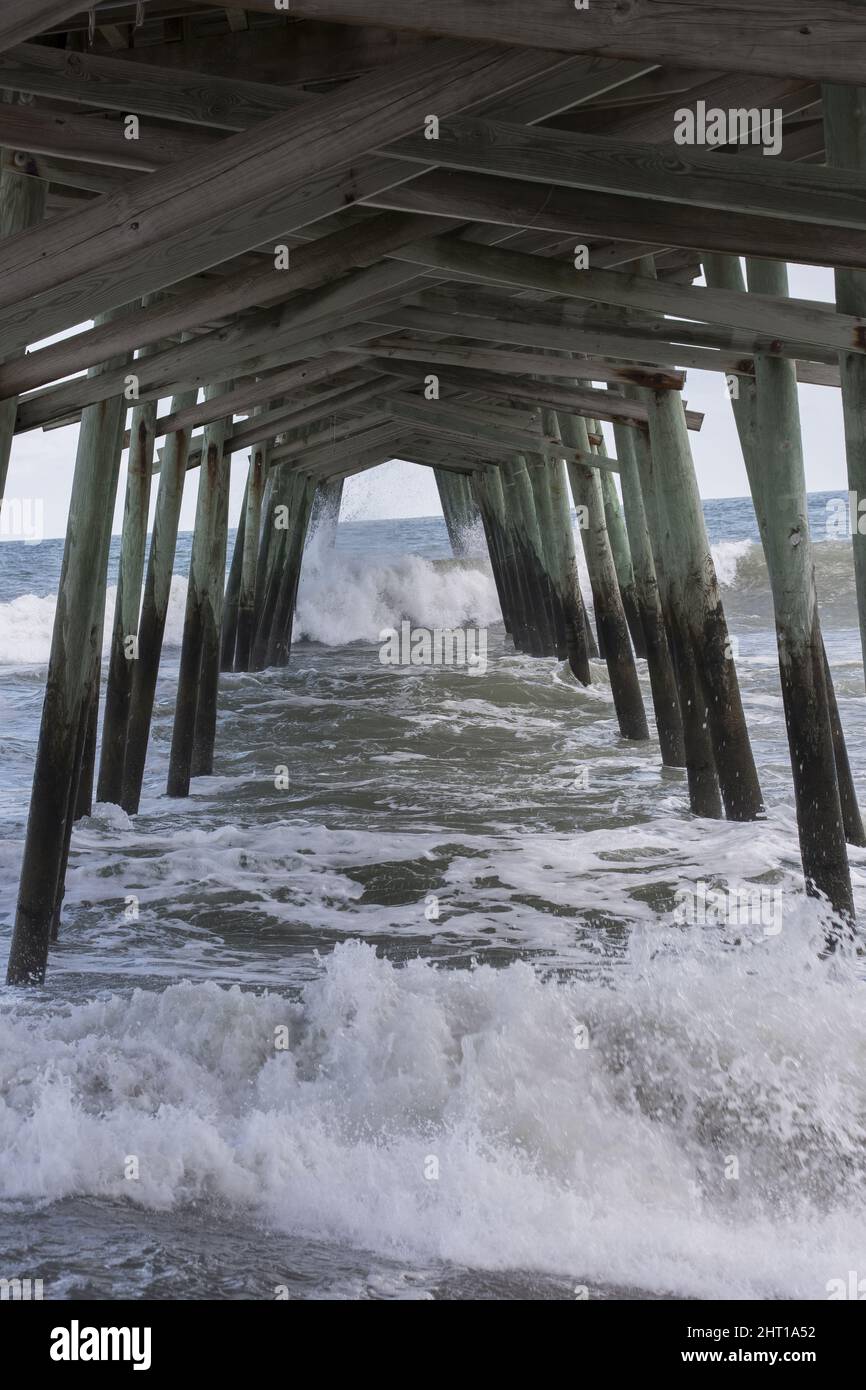 De lourdes vagues de l'océan sous un quai à Emerald Isle en Caroline du Nord Banque D'Images De lourdes vagues de l'océan sous un quai à Emerald Isle en Caroline du Nord Banque D'Images
