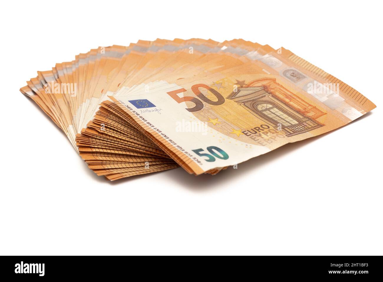 50 euros de factures réparties en forme de ventilateur. Isolé sur fond blanc. Banque D'Images