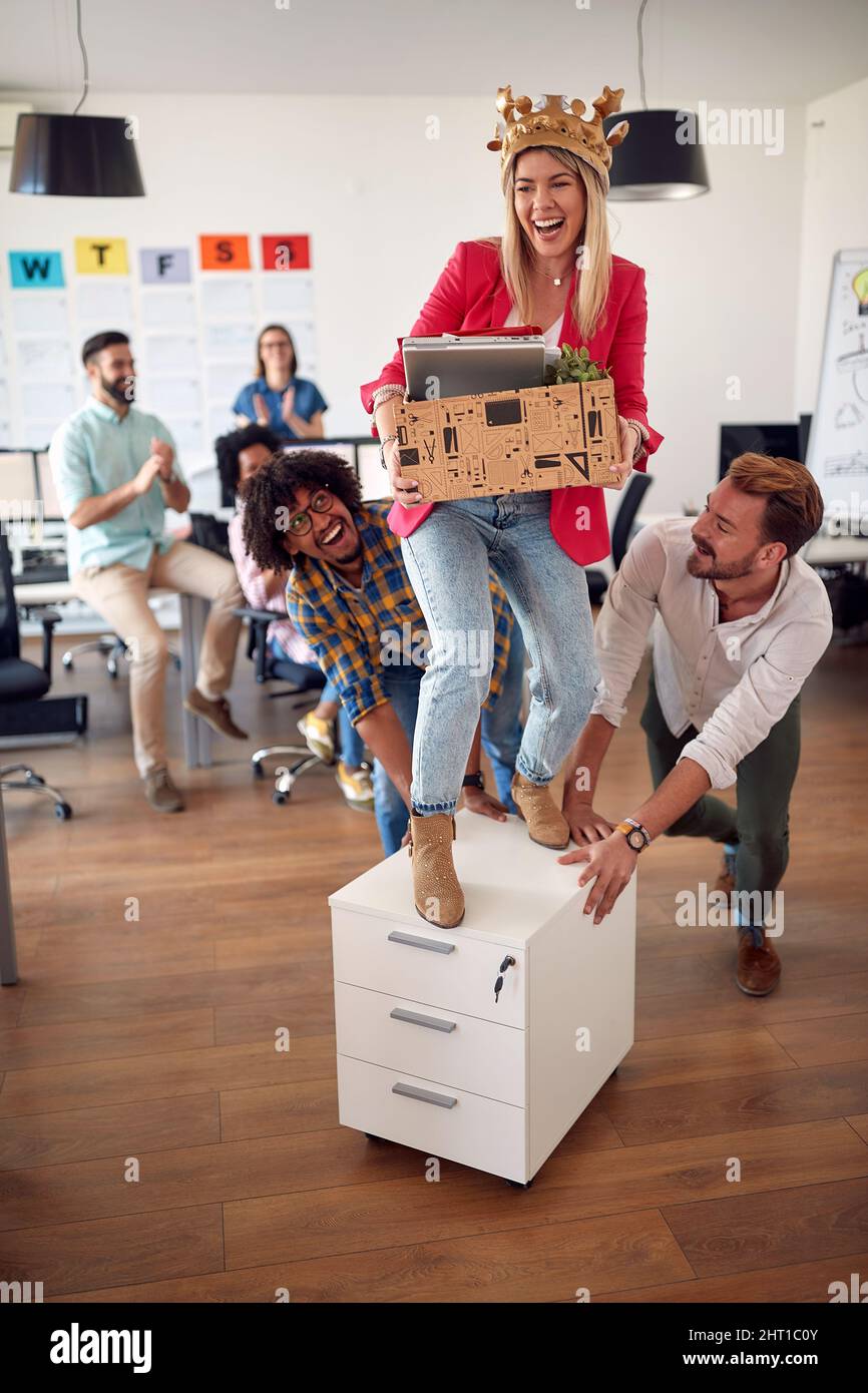 Un groupe d'employés joyeux ont un bon moment dans une atmosphère gaie au bureau. Employés, travail, bureau Banque D'Images