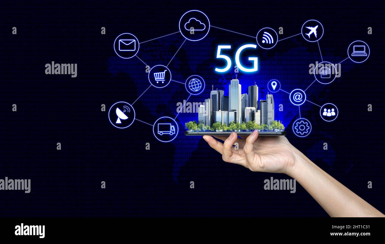 Systèmes sans fil Smart City et réseau 5G et Internet des objets, réseau de communication avec smartphone en main et icône d'objets se connectant, Banque D'Images