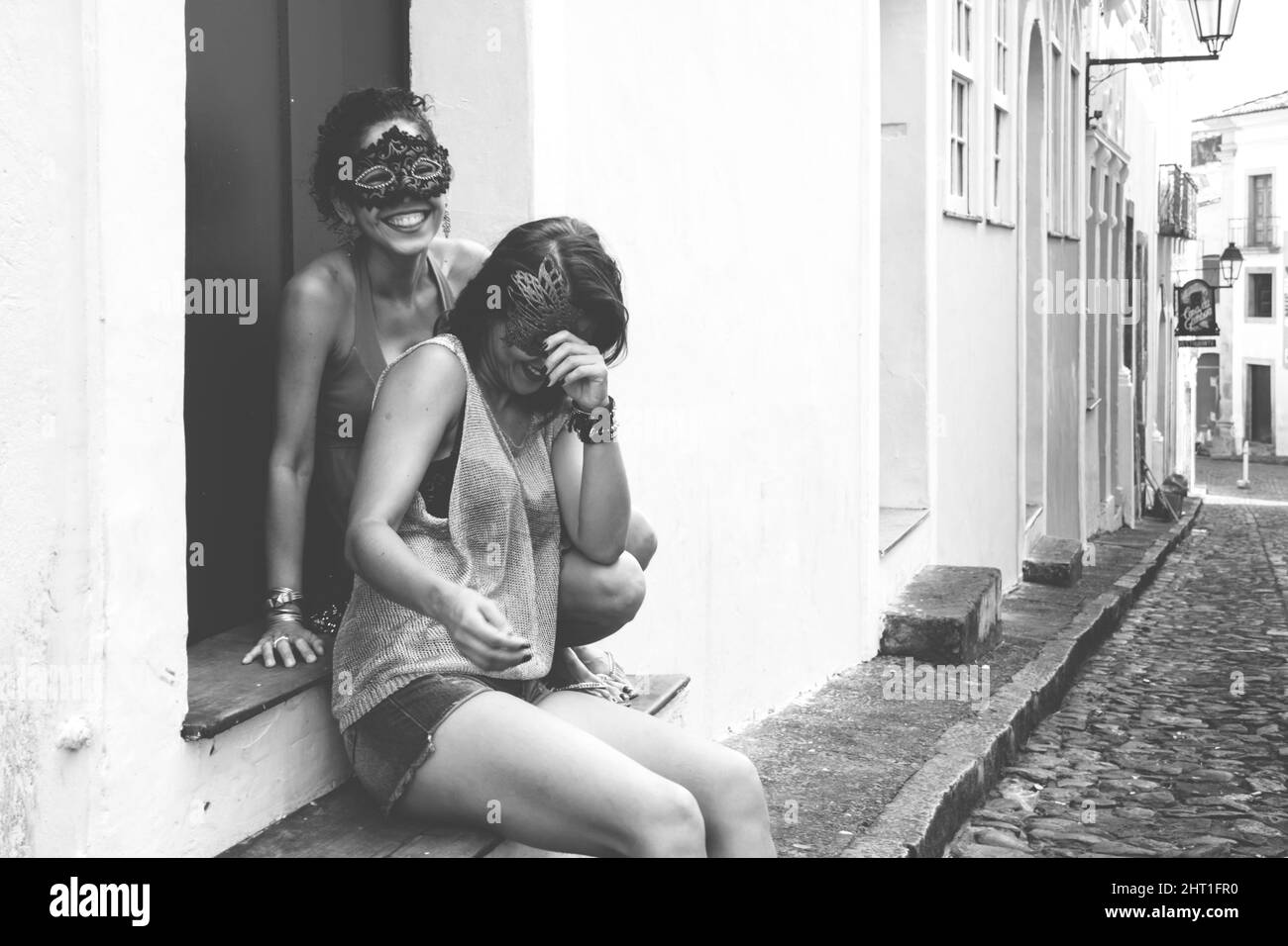 Portrait de deux femmes portant un masque du carnaval de Venise.Salvador, Bahia, Brésil. Banque D'Images