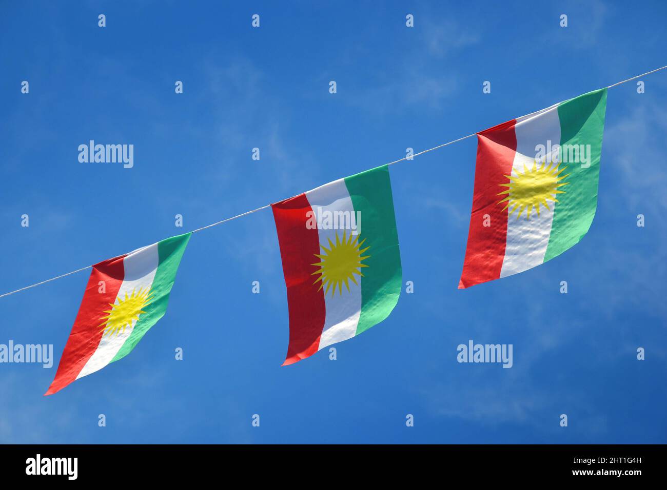 Drapeau kurde irakien, trois côte à côte dans le ciel bleu. Banque D'Images