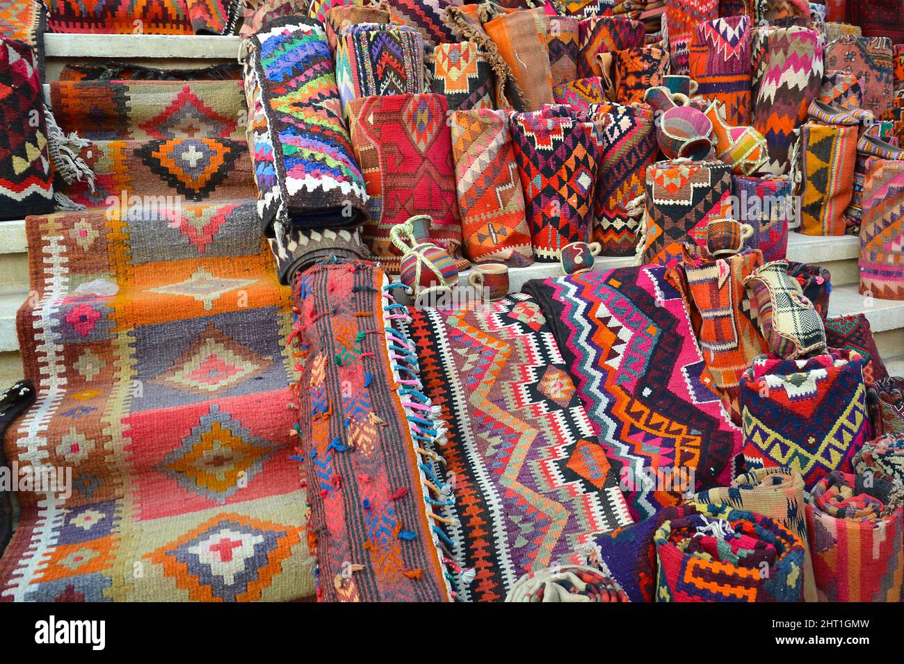 Tapis colorés, couvertures et souvenirs exposés sur les marches d'un bazar à Erbil, Irak. Banque D'Images