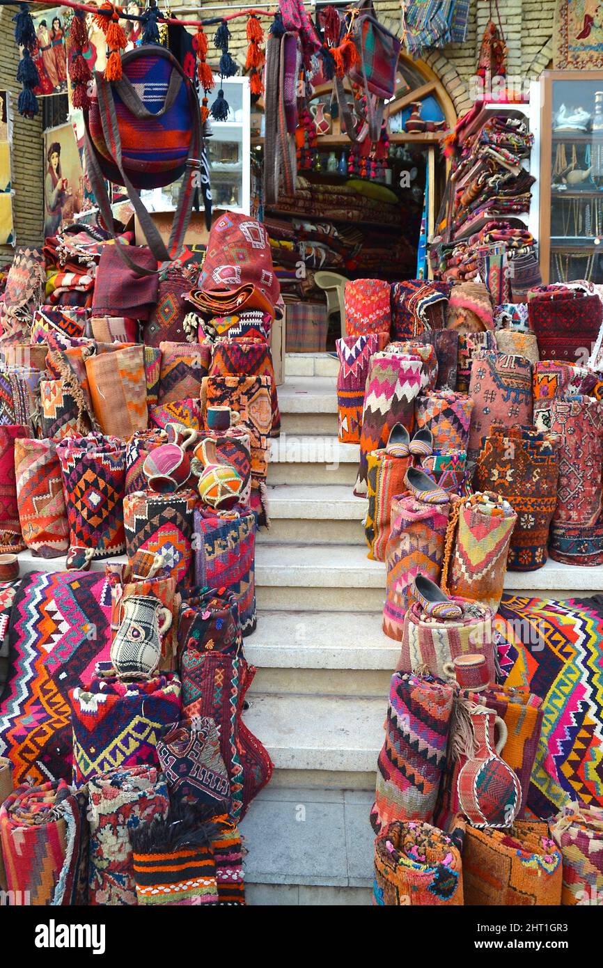 Erbil, Irak - 23 mars 2018 : tapis, couvertures et souvenirs colorés exposés sur les marches d'un bazar à Erbil, Irak. Banque D'Images