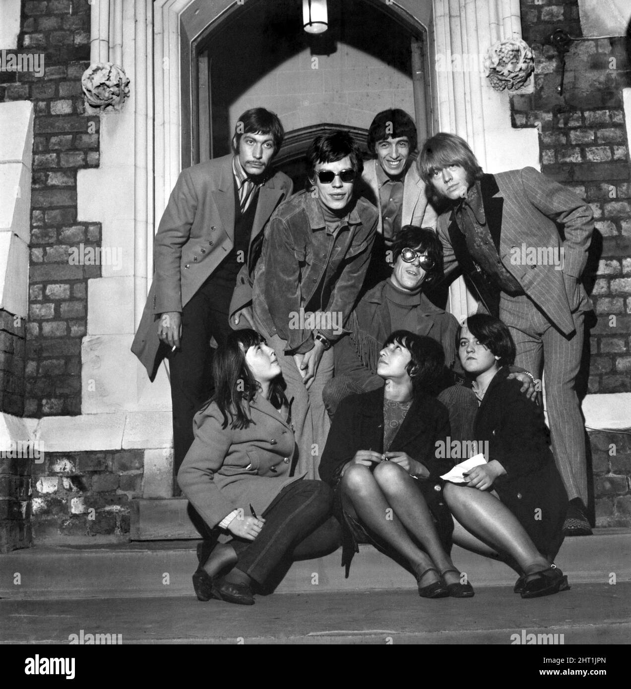 Rolling Stones: Posant avec (à gauche) Kathryn Brennan, 14 ans, et Judy Brennan, 15 ans, deux sœurs vivant dans la rue Milverton Manchester à leur hôtel avant leur concert à Manchester les 28 septembre 1966 W09171-006 Banque D'Images