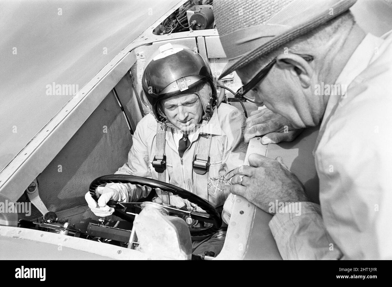 Proteus Bluebird, la voiture dans laquelle Donald Campbell a battu le record mondial de vitesse automobile a maintenant fait sa dernière course, à 5 km/h, à la station RAF, Debden, Essex, 19th juin 1966. Campbell devait faire une démonstration lors d'un gala, Mais 5 jours plus tôt, la voiture a été gravement endommagée quand, avec le pilote de course Peter Bolton aux commandes, elle a heurté une clôture en bois et une haie à 100 km/h, a navigué 10ft dans les airs en traversant la route de Cambridge Chelsford et a finalement tourné sur un terrain de 200 mètres. Banque D'Images