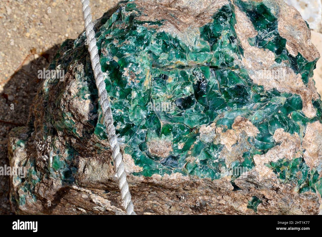 Ancien verre vert qui était autrefois infusé dans la ville du Tyrol, au Liban. Banque D'Images