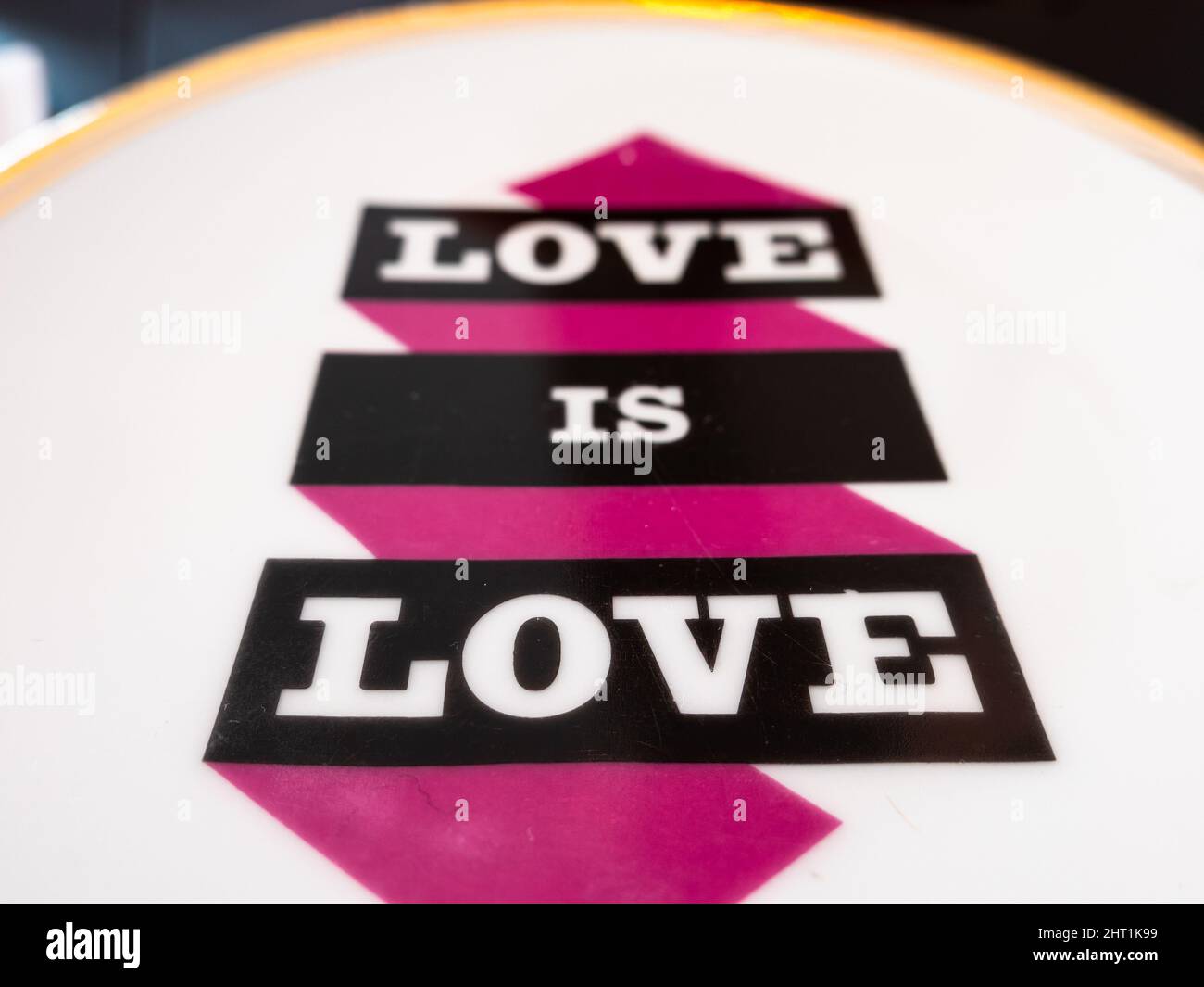 Locarno, Suisse - 29 décembre 2021 : inscription décorative Love is love sur la plaque en céramique. Banque D'Images