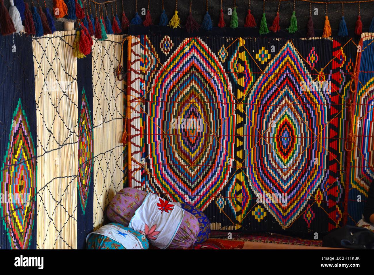 Erbil, Irak - 22 mars 2018 : tapis faits à la main suspendus au mur avec coussins dans un salon de thé, motifs colorés, Erbil, Irak. Banque D'Images