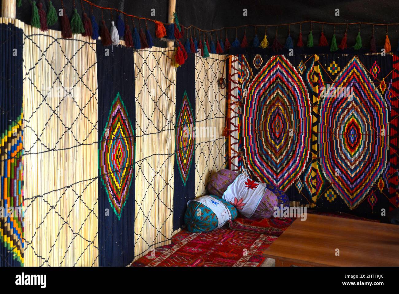 Erbil, Irak - 22 mars 2018 : tapis faits à la main suspendus au mur avec coussins dans un salon de thé, motifs colorés, Erbil, Irak. Banque D'Images