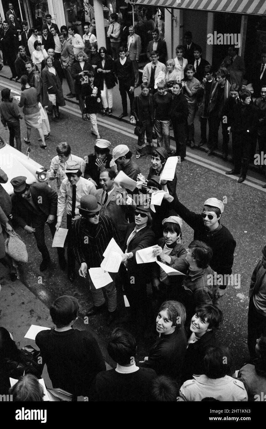 Les stars pop se rencontrent à Carnaby Street, à Londres, pour devenir les membres fondateurs d'un groupe anti-chapeau de melon connu sous le nom de brigade de chapeau de melon. Parmi les groupes figuraient les animaux, les Kinks, les Rolling Stones, les frères Walker, les Merseybeats et l'OMS le 1st septembre 1965. Banque D'Images