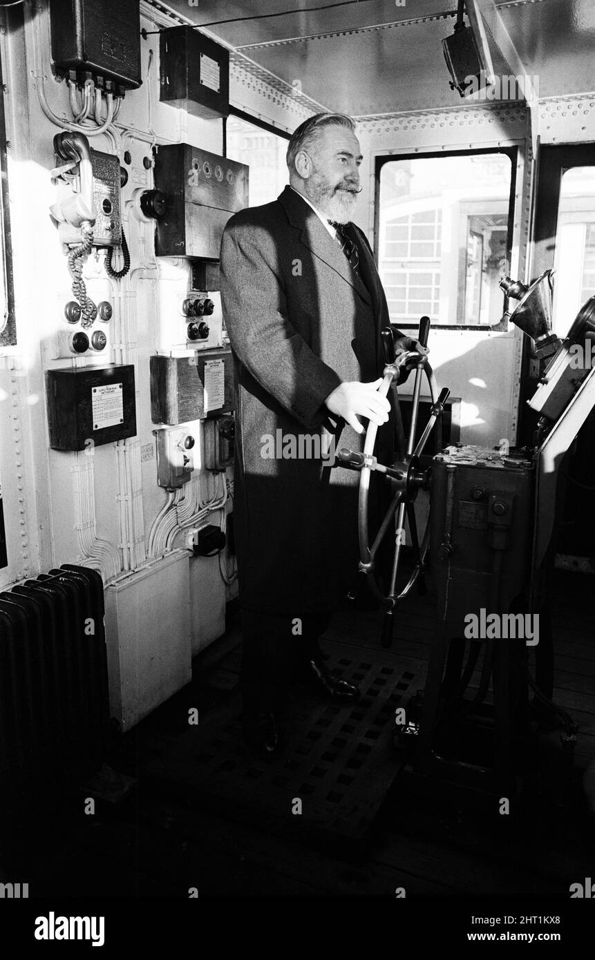 Capitaine William Warwick le nouveau maître du paquebot Cunard Q4 (plus tard le nom de la reine Elizabeth 2) fait un voyage de busman sur le Mersey et amène le ferry 'Mountwood' à l'étape d'atterrissage de Liverpool. 9th janvier 1966. Banque D'Images