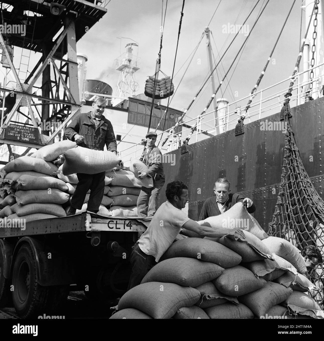 Des dockers chargent un navire à Gladstone Dock, Liverpool. 9th août 1965 Banque D'Images