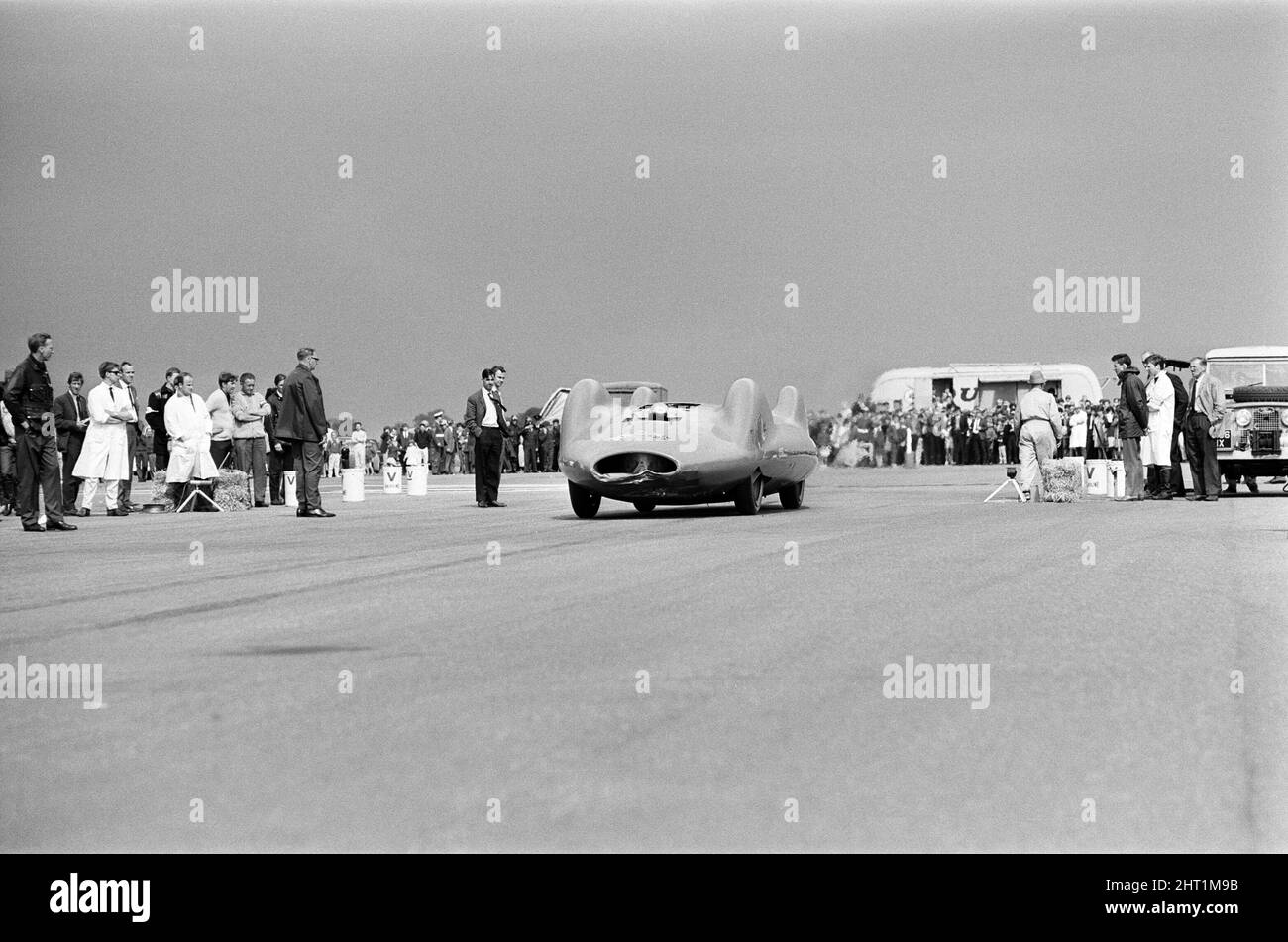 Proteus Bluebird, la voiture dans laquelle Donald Campbell a battu le record mondial de vitesse automobile a maintenant fait sa dernière course, à 5 km/h, à la station RAF, Debden, Essex, 19th juin 1966. Campbell devait faire une démonstration lors d'un gala, Mais 5 jours plus tôt, la voiture a été gravement endommagée quand, avec le pilote de course Peter Bolton aux commandes, elle a heurté une clôture en bois et une haie à 100 km/h, a navigué 10ft dans les airs en traversant la route de Cambridge Chelsford et a finalement tourné sur un terrain de 200 mètres. Banque D'Images