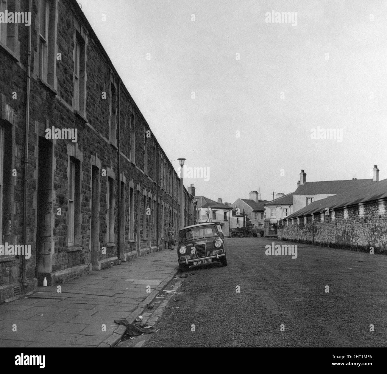 La rue du cycle à Adamsdown, un quartier de centre-ville et une communauté dans le sud de Cardiff, pays de Galles. 14th janvier 1965. Banque D'Images