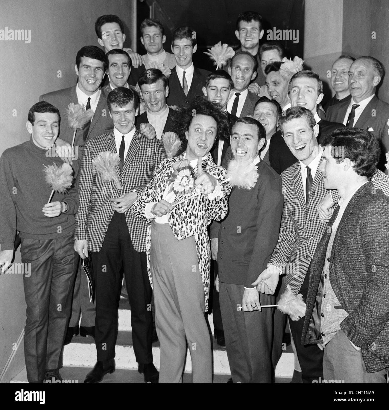 Le comédien Ken Dodd est photographié avec les footballeurs de Liverpool. 30th avril 1965. Banque D'Images