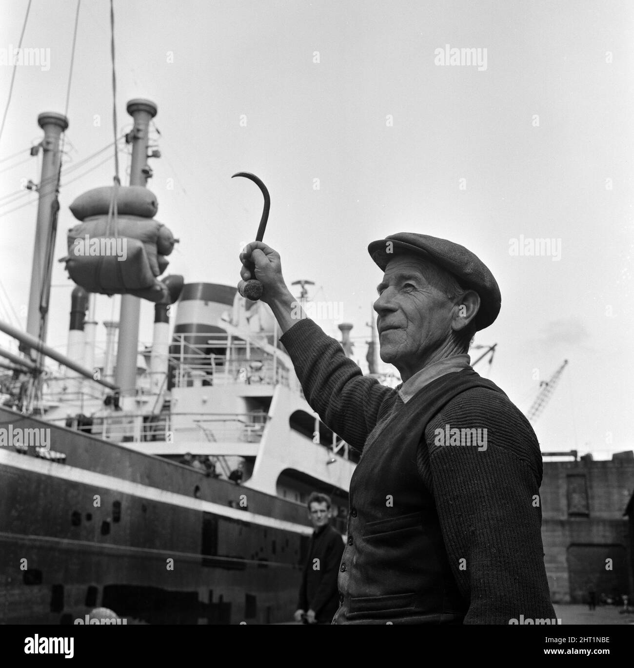 Des dockers chargent un navire à Gladstone Dock, Liverpool. Danny Cull, 67 ans, qui est docker depuis 35 ans. 9th août 1965 Banque D'Images