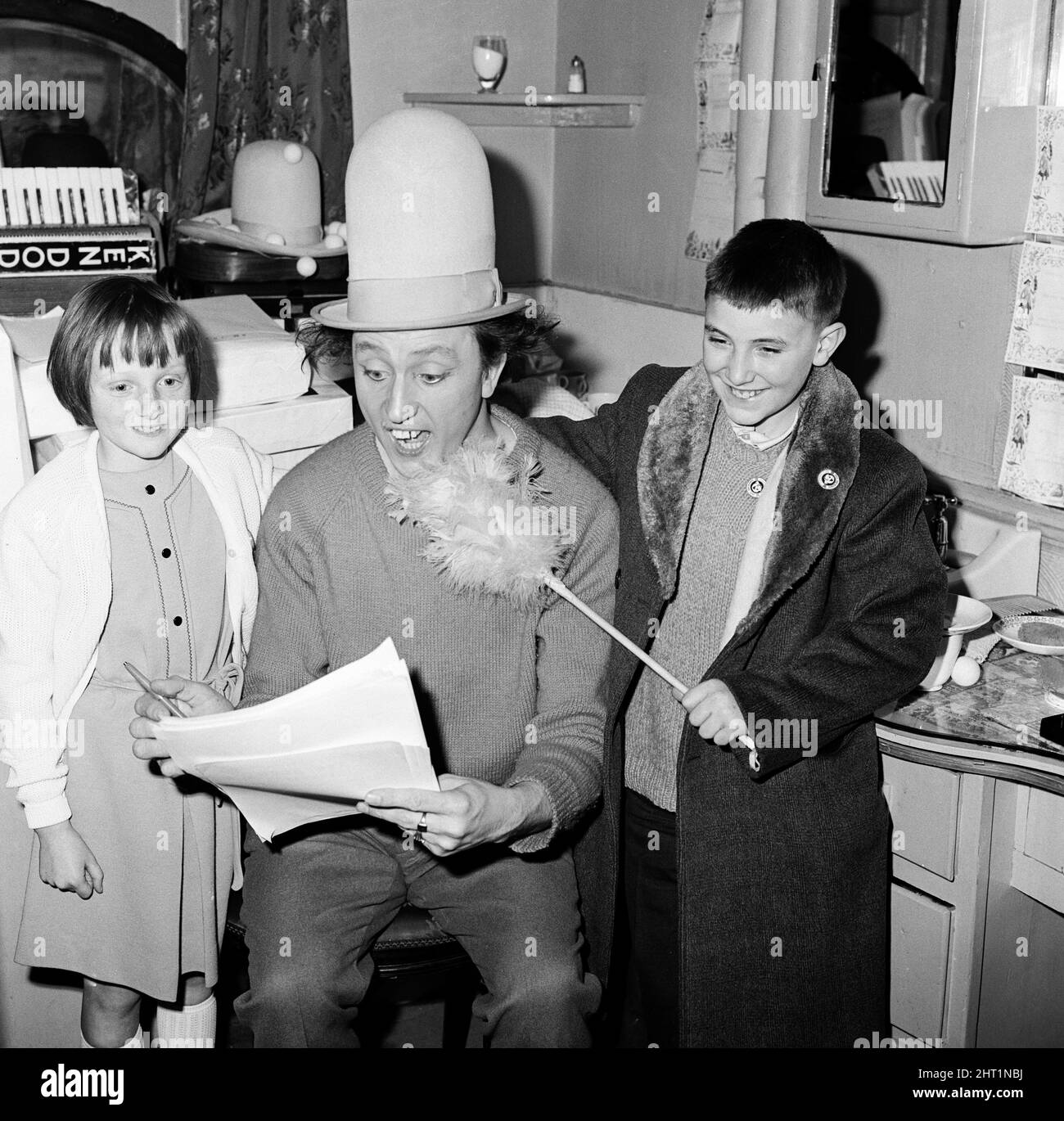 Ken Dodd dans son dressing au Palladium avec des enfants. 13th décembre 1965. Banque D'Images