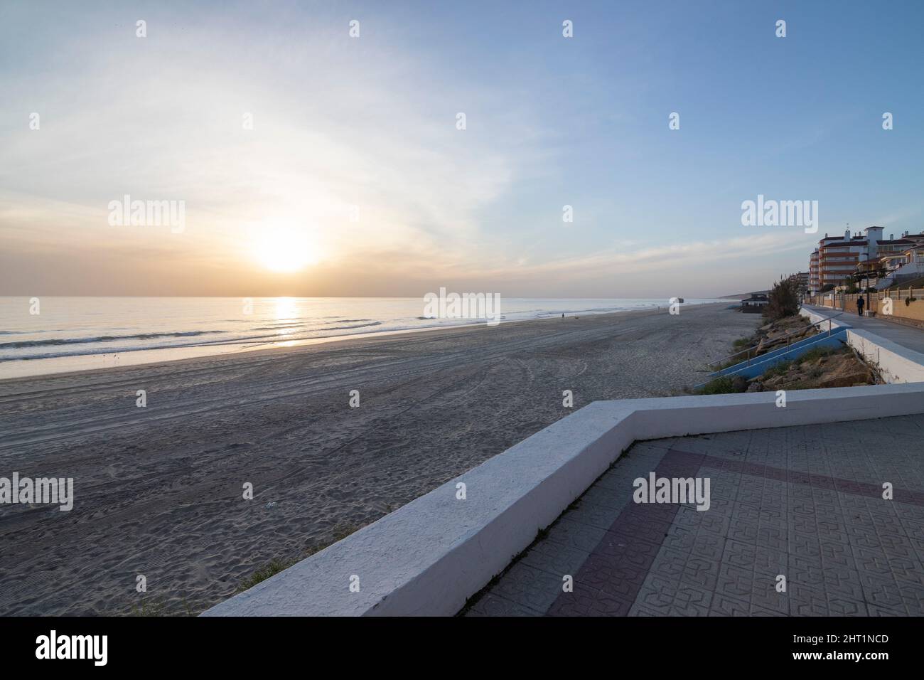 Magnifique coucher de soleil sur la plage de Matalascañas, Huelva, Espagne. Sa célèbre tour de guet, appelée Torre de la Higuera, submergée dans l'eau. Banque D'Images