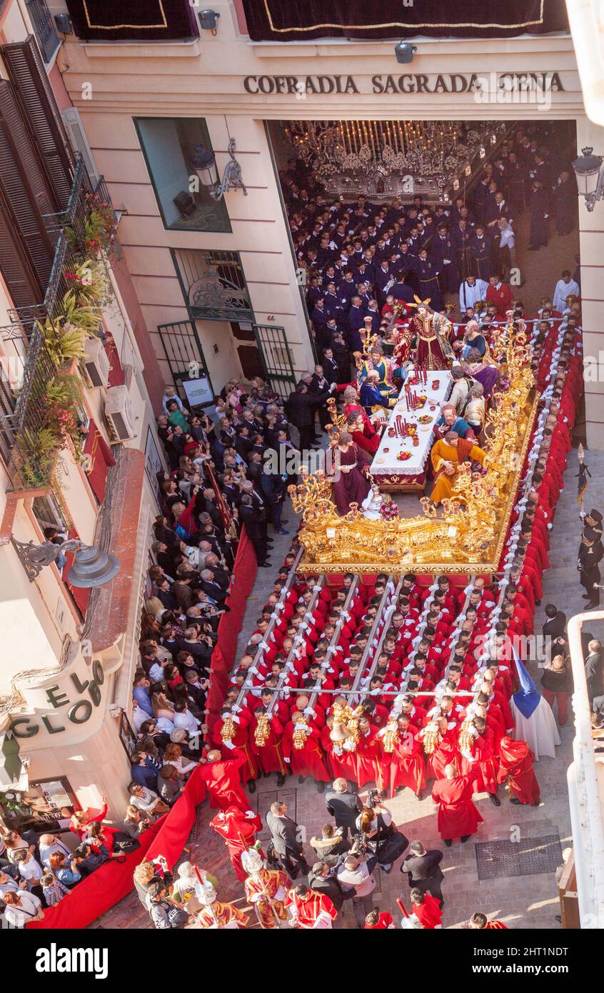 Procession de la Fraternité de la Sagrada Cène, la Cène, de son temple et des manœuvres à travers la Calle Puerta Nueva dans la vieille ville le jeudi Saint. Banque D'Images