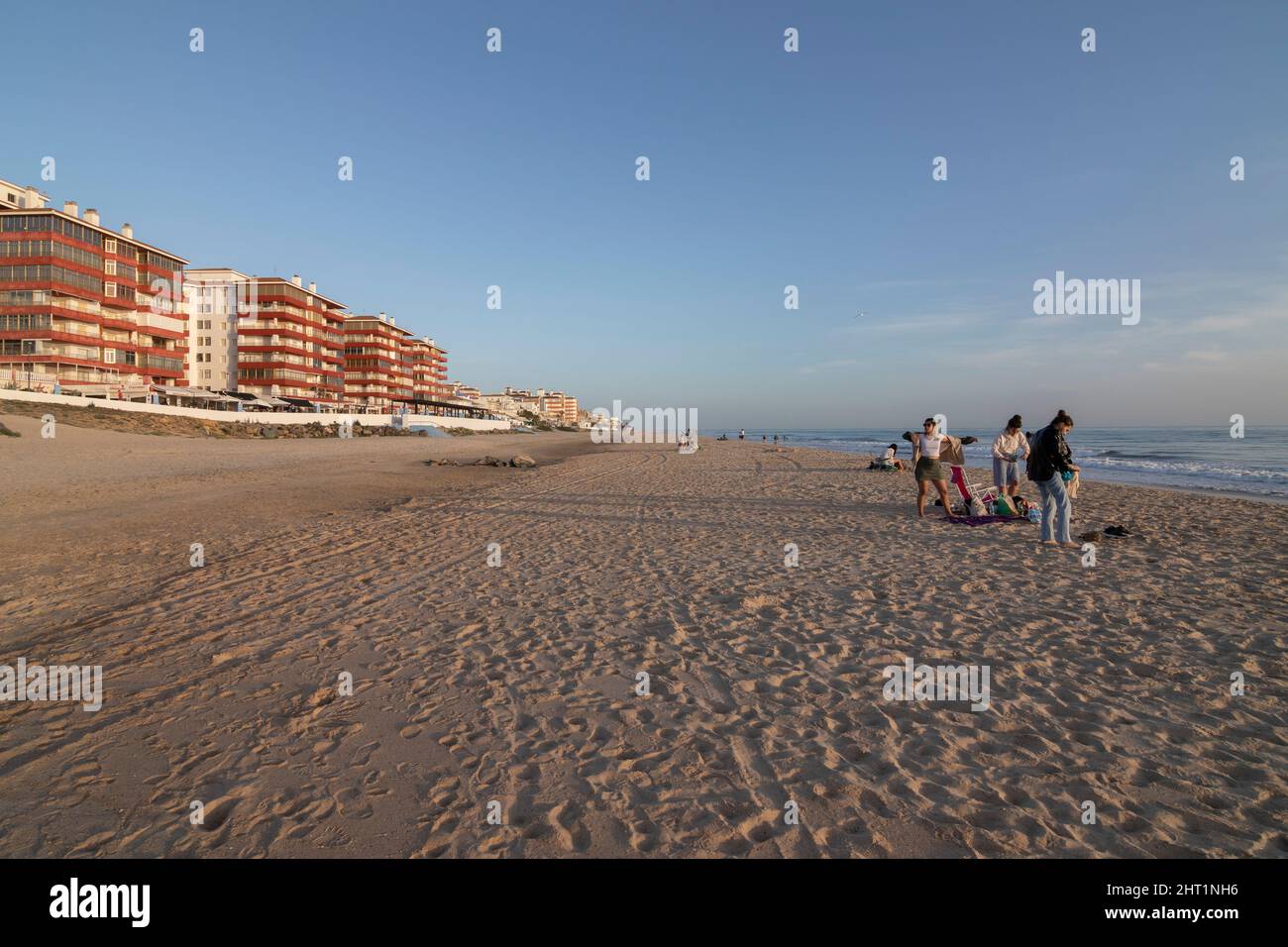 Matalascañas, Huelva, Espagne. 2.26.2022: Personnes sur la plage au milieu de l'hiver, avec plus de 25 degrés. Banque D'Images