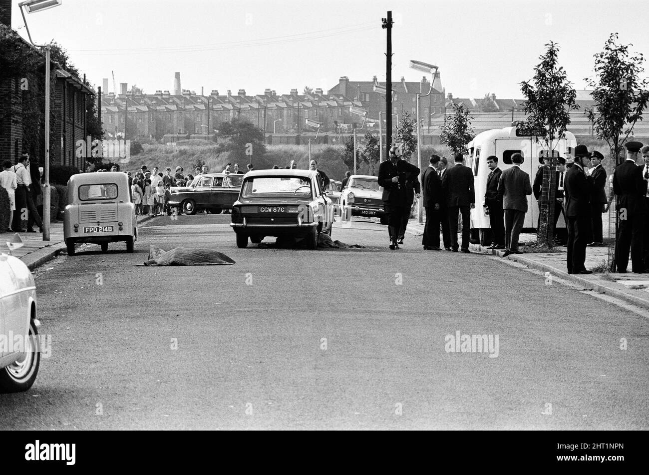 Trois policiers, le sergent-détective Christopher Tippett Head, 30 ans, le gendarme détective temporaire David Bertram Wombwell, 25 ans, et le gendarme Geoffrey Roger Fox, 41 ans, ont été abattus après avoir enquêté sur une fourgonnette bleue battue Standard Vanguard, stationnée dans la rue Braybrook, avec trois hommes assis à l'intérieur. Harry Roberts, John Edward 'Jack' Witney et John Duddy ont été reconnus coupables de leur meurtre. La scène dans la rue Braybrook après les meurtres. 12th août 1966. Banque D'Images
