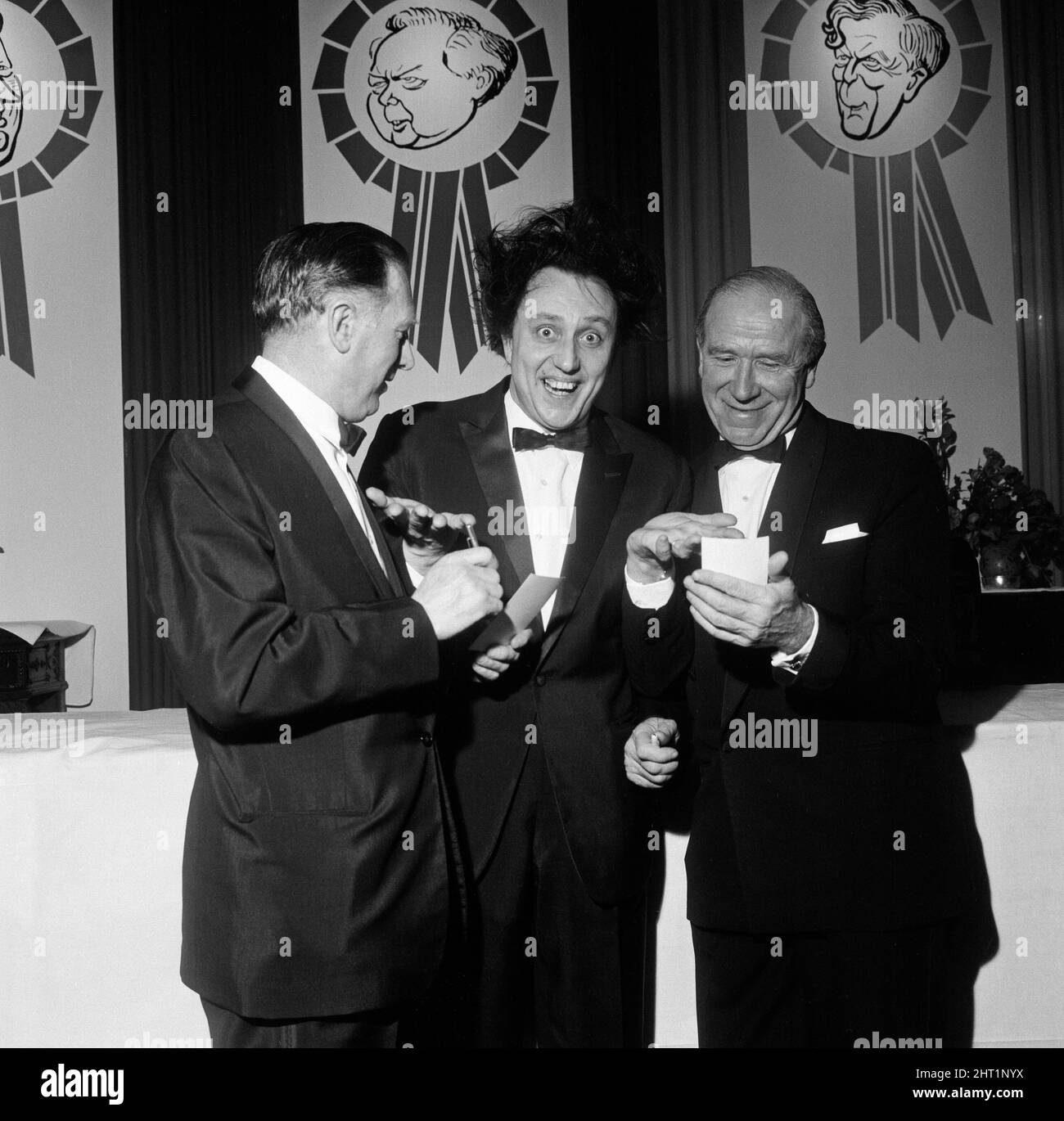 Sir Matt Busby avec Joe Mercer et Ken Dodd lors du dîner de nuit du Daily Mirror. 3rd avril 1966. Banque D'Images