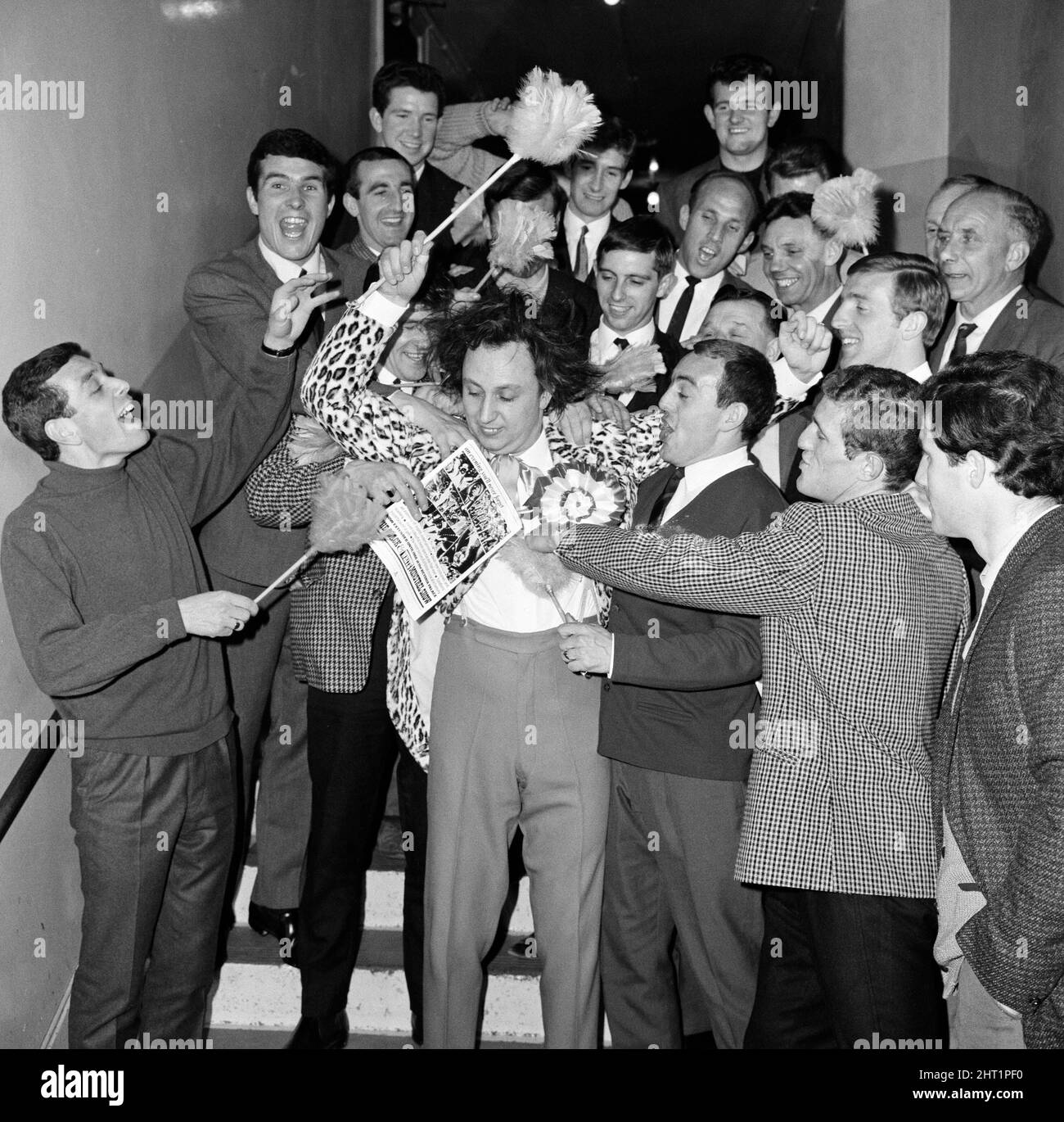 Le comédien Ken Dodd est photographié avec les footballeurs de Liverpool. 30th avril 1965. Banque D'Images