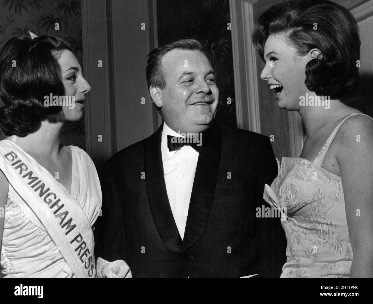 Birmingham Press Club ball, 26th novembre 1965. Patrick Wymark, acteur, avec la reine de presse de Birmingham Mlle Julian Bussey (à gauche). Banque D'Images