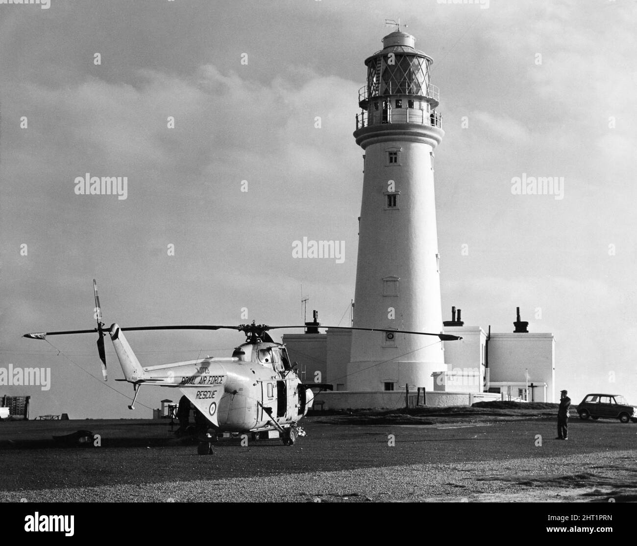 Un hélicoptère à tourbillon HAR10 de la RAF Westland, basé à la RAF Leconfield, qui a fait un atterrissage forcé avec des problèmes de moteur près du phare de Flamborough. Les techniciens RAF ont travaillé pendant la nuit à l'installation d'un nouveau moteur. 20th octobre 1965 Banque D'Images