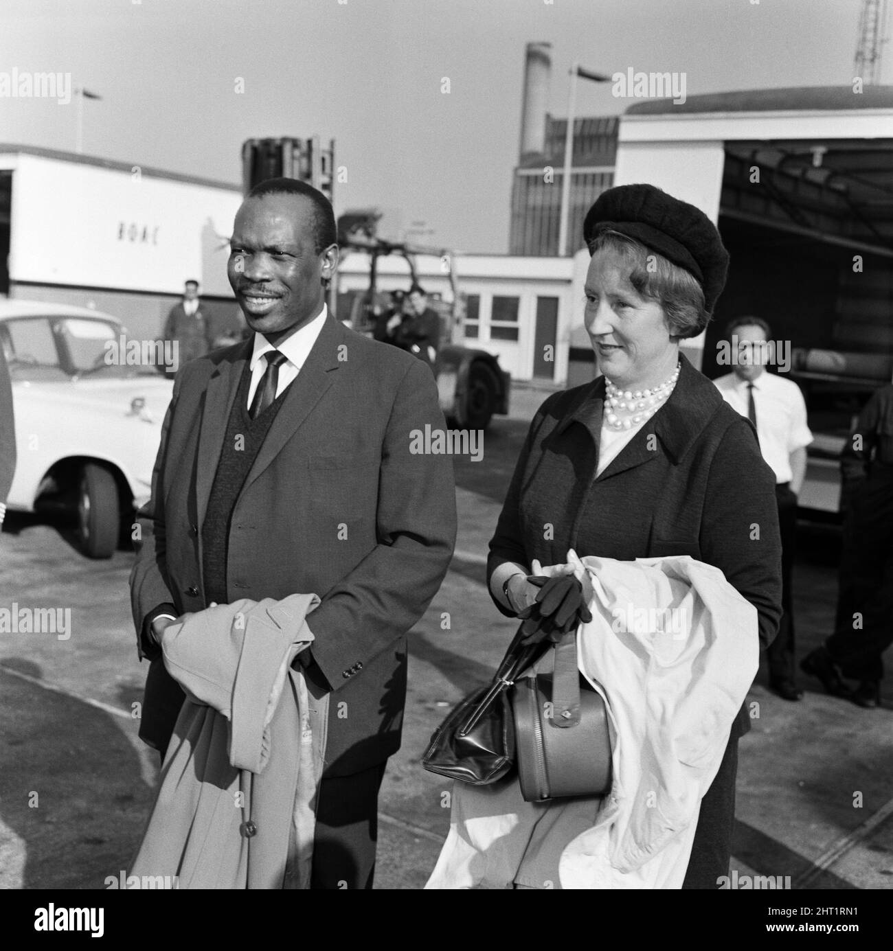 Le premier ministre de Bechuanaland, Seretse Khama, et son épouse Ruth Williams Khama arrivant à l'aéroport de Londres depuis l'Afrique du Sud. 20th octobre 1965. Banque D'Images