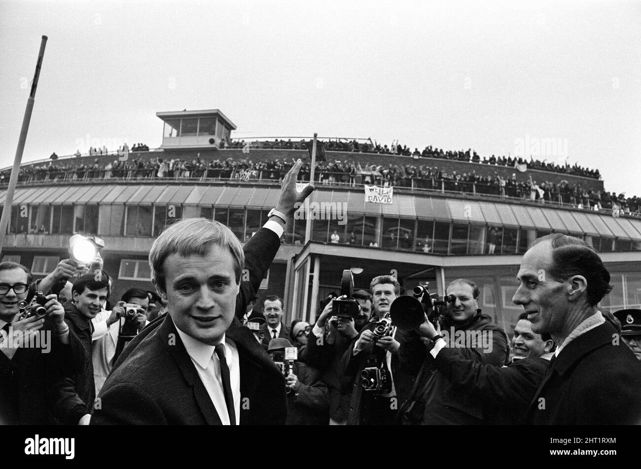 David McCallum, acteur qui joue le rôle d'agent secret Illya Kuryakin dans NBC, montre l'homme de l'ONU C. L.E., photographié arrivant à l'aéroport de Londres. 16th mars 1966. Banque D'Images