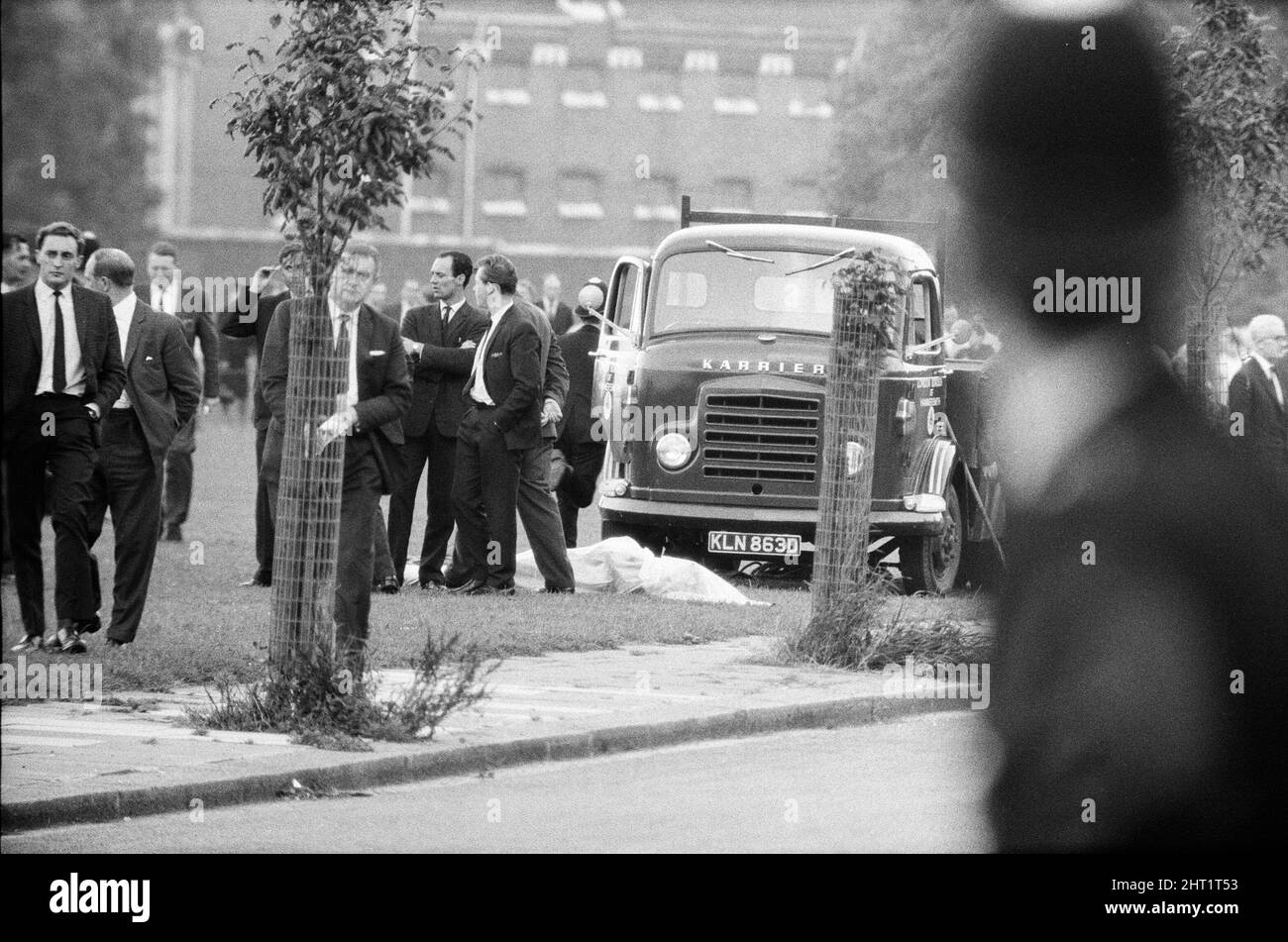Trois policiers, le sergent-détective Christopher Tippett Head, 30 ans, le gendarme détective temporaire David Bertram Wombwell, 25 ans, et le gendarme Geoffrey Roger Fox, 41 ans, ont été abattus après avoir enquêté sur une fourgonnette bleue battue Standard Vanguard, stationnée dans la rue Braybrook, avec trois hommes assis à l'intérieur. Harry Roberts, John Edward 'Jack' Witney et John Duddy ont été reconnus coupables de leur meurtre. La scène dans la rue Braybrook après les meurtres. 12th août 1966. Banque D'Images