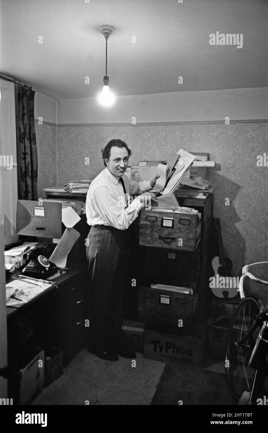 Ken Dodd à la maison à Knotty Ash, Liverpool. 15th mars 1965. Banque D'Images