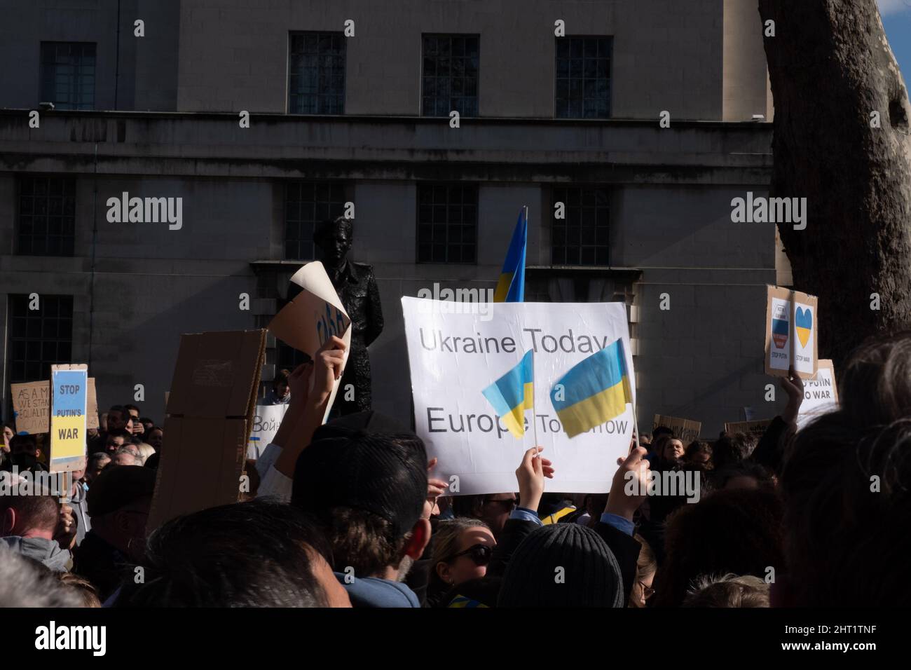 Londres, Royaume-Uni. 26th février 2022. Les Ukrainiens et les partisans protestent à l'extérieur de Downing Street alors que les forces russes attaquent et occupent des régions d'Ukraine. Les manifestants demandent que la guerre cesse et Boris Johnson impose des sanctions contre la Russie, certains comparent Poutine à Hitler. Crédit: Joao Daniel Pereira Banque D'Images