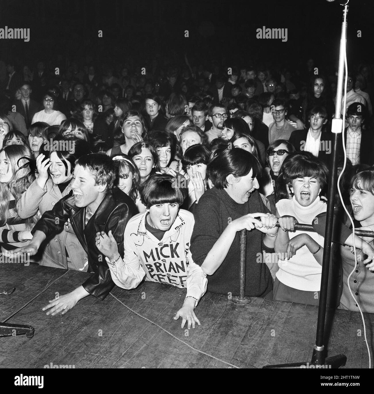 Les Rolling Stones ont donné un coup d'envoi à leur tournée au Royaume-Uni avec un concert au Royal Albert Hall. Les fans hurlants que nous avons vus ici vont délire au concert.23rd septembre 1966 Banque D'Images