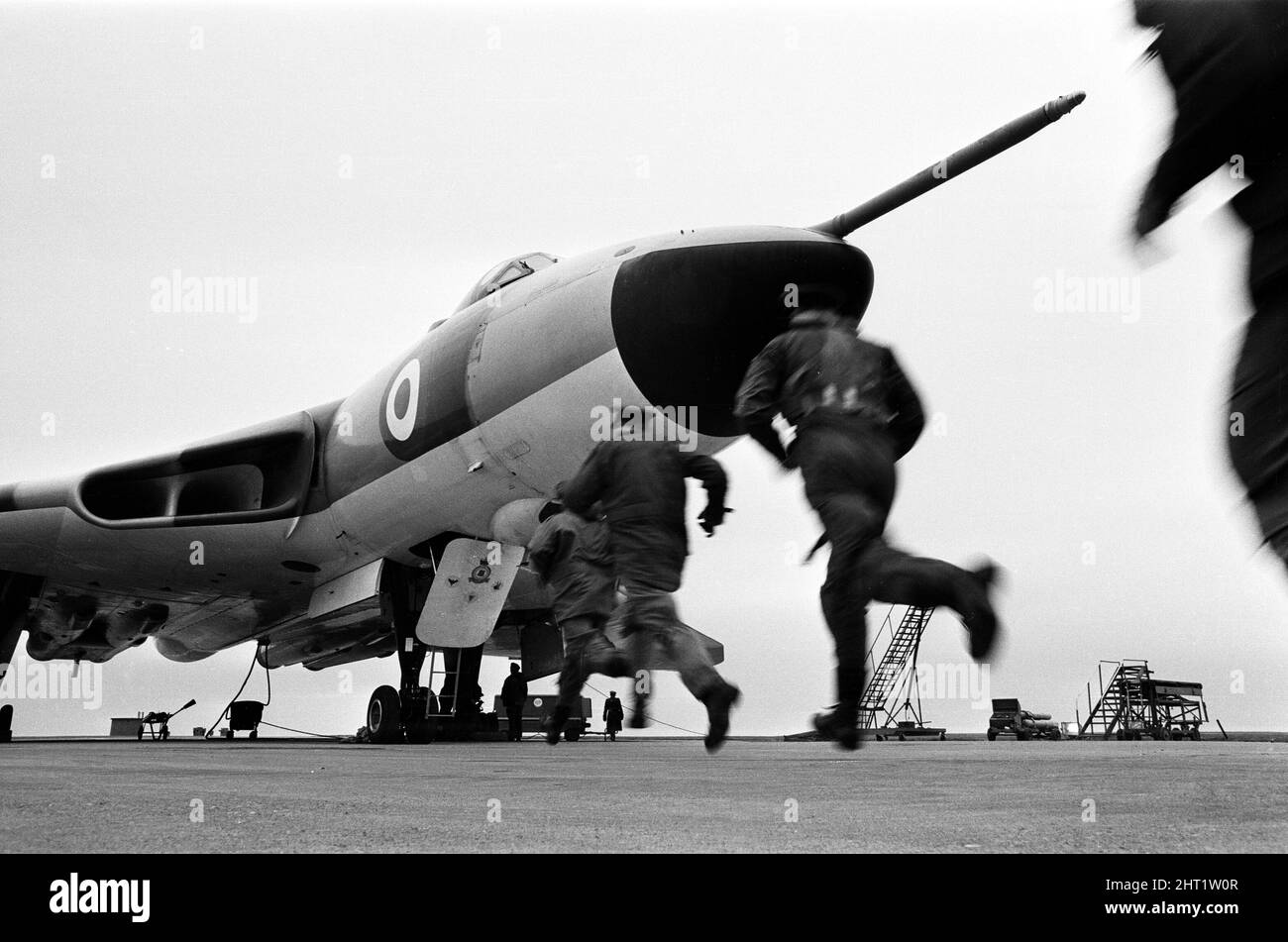 L'équipage du 617 escadron a bousculent son bombardier Avro Vulcan à la RAF Scampton dans le cadre d'un exercice d'alerte rapide (QRA). 12th février 1965. Banque D'Images