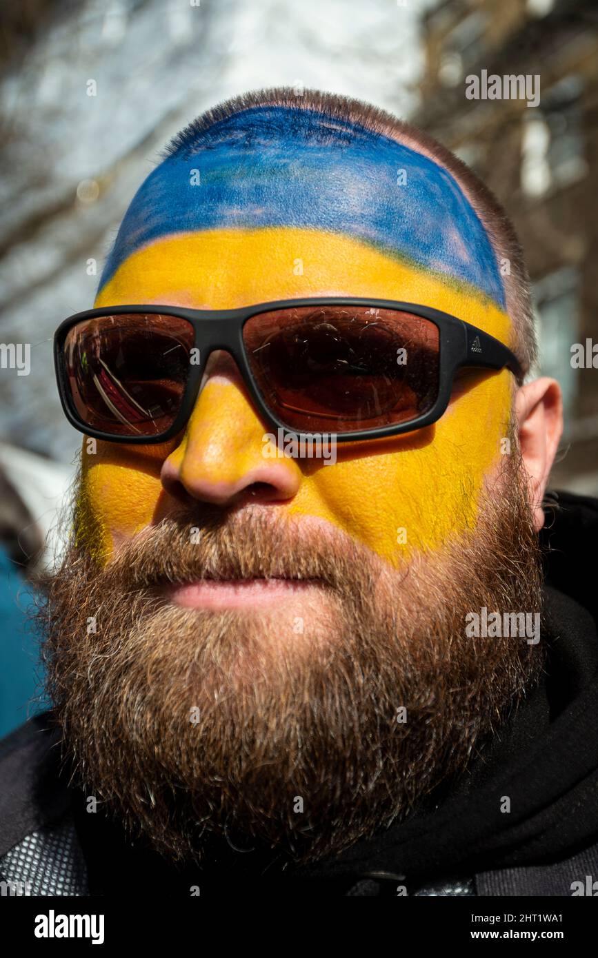 Londres, Royaume-Uni. 26 février 2022. Un homme avec son visage peint dans les couleurs du drapeau ukrainien lors d'une manifestation devant Downing Street où de grandes foules se sont rassemblées dans Whitehall. L'invasion de l'Ukraine par la Russie à Kiev, la capitale et d'autres parties du pays se poursuit. Credit: Stephen Chung / Alamy Live News Banque D'Images