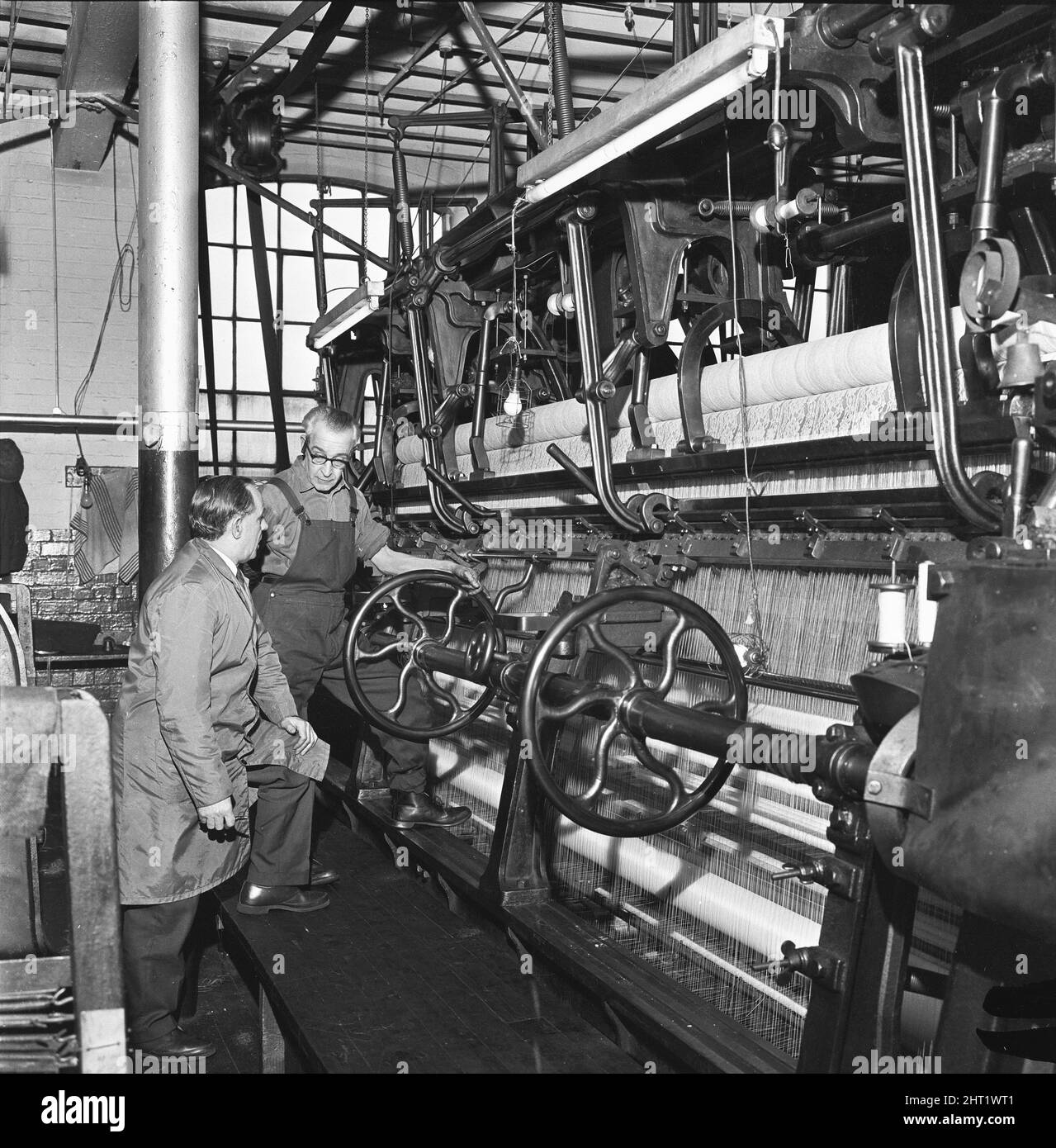Rideaux de dentelle vus ici en cours de fabrication dans une usine inconnue de Nottingham. 14th mars 1966 Banque D'Images